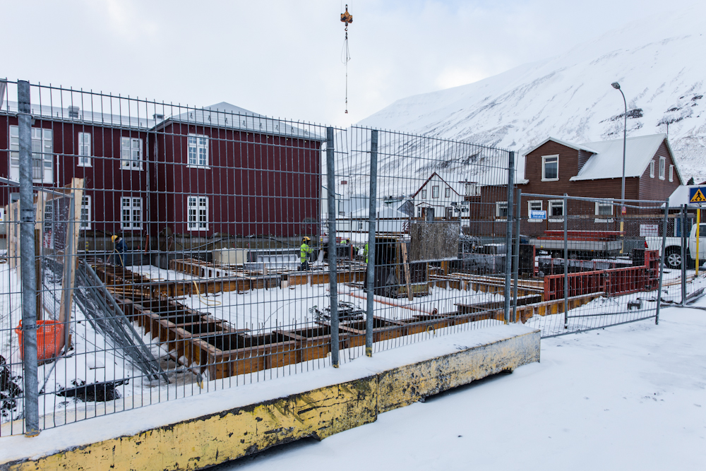 Framkvæmdir á fullu við neðra skólahús