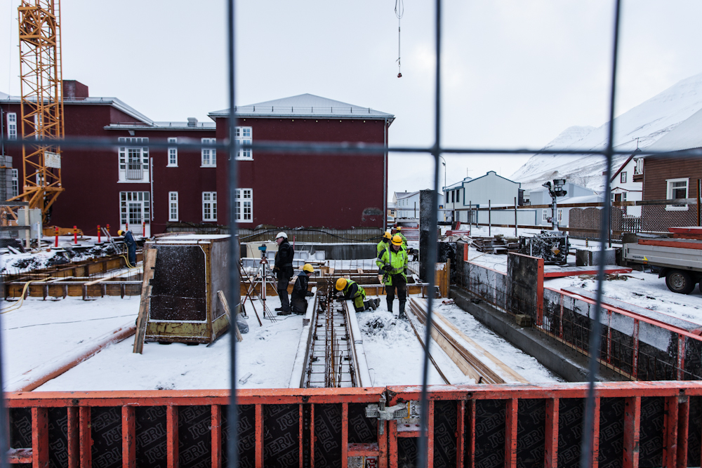 Framkvæmdir á fullu við neðra skólahús