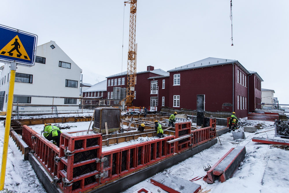 Framkvæmdir á fullu við neðra skólahús