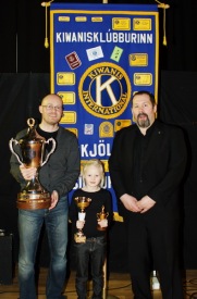 rttamaur Siglufjarar 2010 Agnar Sveinsson samt dttur sinni og forseta Kiwanisklbbsins Skjaldar  Baldri Jrgen Danelssyni